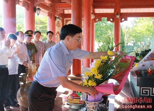 Lãnh đạo tỉnh dâng hoa, dâng hương các di tích lịch sử nhân dịp 27/7