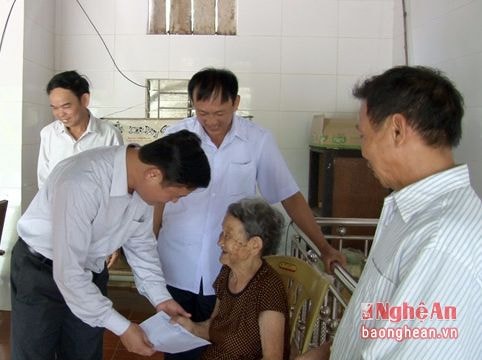 Huyện ủy Nam Đàn tặng quà nhân ngày Thương binh liệt sỹ
