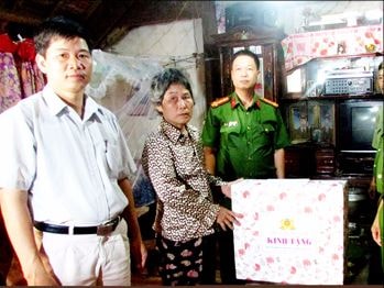 Tổng cục 8 Bộ Công an tặng 70 suất quà cho gia đình chính sách tại huyện Tân Kỳ