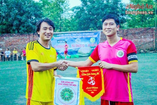 Nhạc sỹ Hồ Hoài Anh về quê tổ chức quyên góp ủng hộ thương, bệnh binh