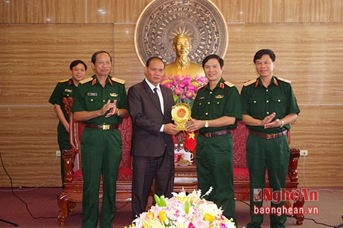 Thứ trưởng Bộ Quốc phòng QĐND Lào thăm, làm việc tại Quân khu 4