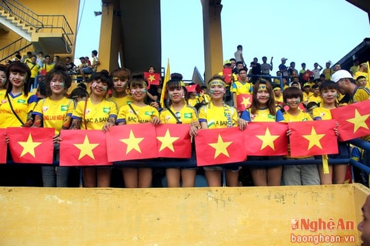 CĐV SLNA 'nhuộm' khán đài sân Hàng Đẫy bằng cờ đỏ sao vàng
