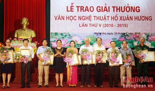 Trao giải thưởng VHNT Hồ Xuân Hương lần thứ V