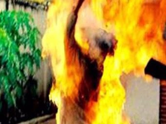 Chồng dùng xăng thiêu sống vợ vì ghen tuông