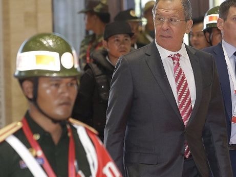Chiếc áo Lào dành cho ông Lavrov quá chật