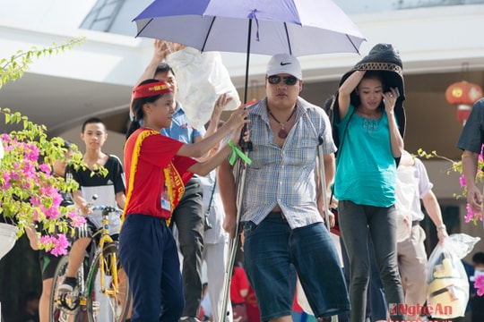 Người khuyết tật chống nạng đi hiến máu tại ngày hội 'Giọt hồng xứ Nghệ'