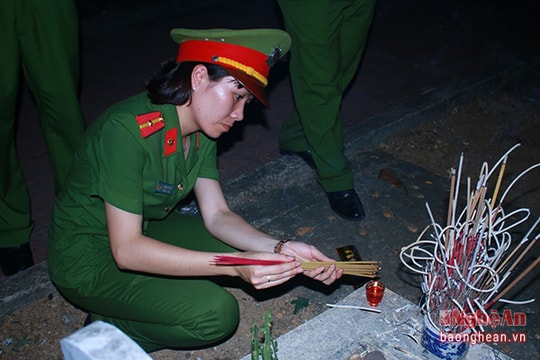 Thắp nến tri ân tại Nghĩa trang liệt sỹ Việt - Lào