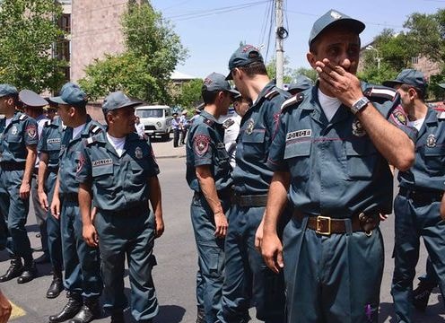 Armenia: Hai thành viên nhóm vũ trang chiếm giữ trụ sở cảnh sát đầu hàng