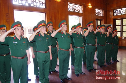 Bộ CHQS tỉnh dâng hương tại KDT Kim Liên và Nghĩa trang liệt sỹ TP.Vinh