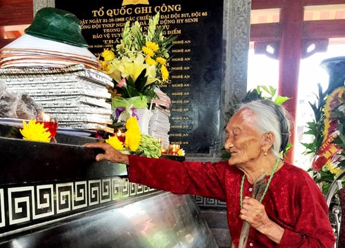 Xúc động hình ảnh mẹ 99 tuổi viếng con tại Truông Bồn