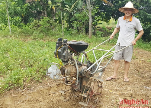 'Kỹ sư làng' chế tạo máy cày từ phế liệu