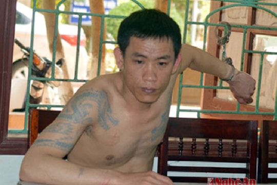 Tóm gọn đối tượng dùng dao bầu chống trả công an