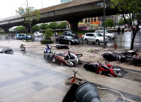 Một người chết, 5 người bị thương do mưa bão ở Hà Nội