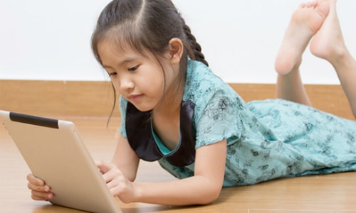 Sốc khi biết con 8 tuổi xem phim sex trên iPad