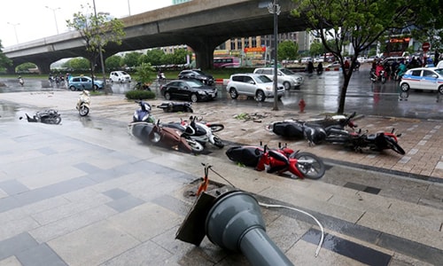 Cách đi xe máy an toàn trong bão cho người Việt