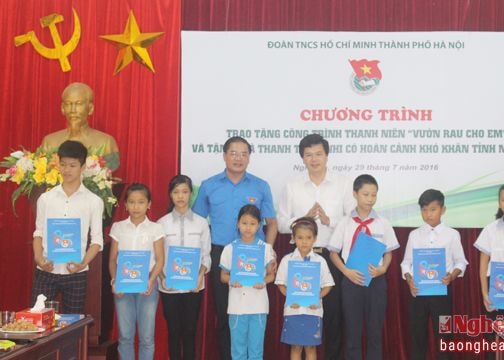 Thành đoàn Hà Nội và Tỉnh đoàn Nghệ An tặng biểu trưng 'Vườn rau cho em'