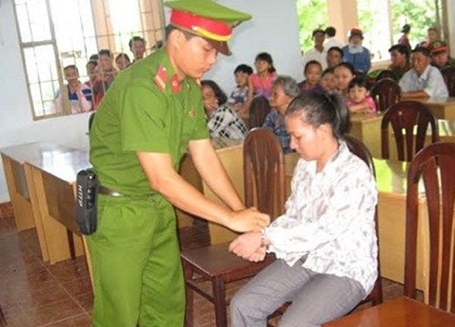 Tiêu quá 1.000 đồng, bé gái bị mẹ kế hành hạ dã man