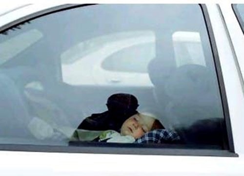 Bé trai 2 tuổi tử vong do bị bố bỏ quên trong xe hơi