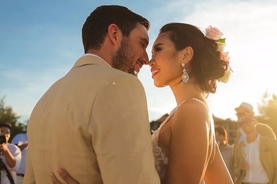 Hà Anh đi máy bay trực thăng đến lễ cưới đẹp như mơ