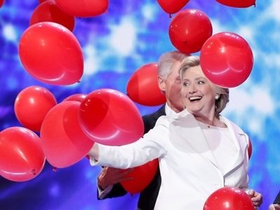 Vì sao Hillary Clinton mặc trang phục màu trắng trong đại hội đảng Dân chủ