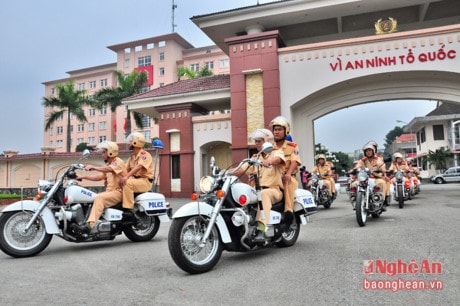 Phát động đợt thi đua đảm bảo ATGT chào mừng các ngày lễ lớn