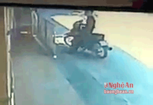 Nam thanh niên phá khóa trộm xe máy giữa phố