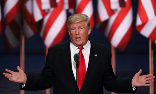 Donald Trump bị kẹt trong thang máy trước giờ phát biểu