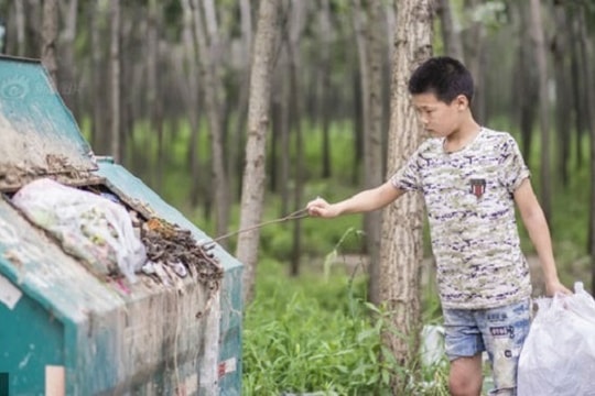 Cậu bé nhặt phế liệu kiếm tiền chữa bệnh cho mẹ kế