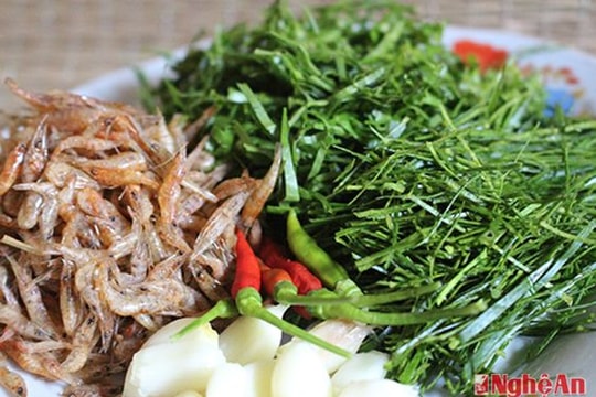 Ngon và lành món gỏi đọt chuối của người Thổ