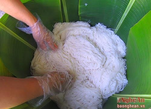 Gói bún bằng lá chuối ở làng nghề 100 năm tuổi