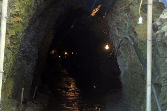 Liều mình vượt địa đạo xuyên núi mót quặng