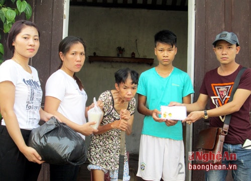 Bạn đọc báo Nghệ An trao quà cho gia đình chị Hồ Thị Toàn