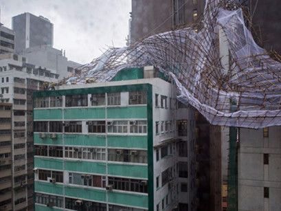 Sàn chứng khoán Hong Kong đóng cửa do bão Nida đổ bộ