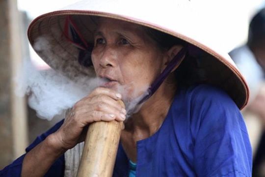 Phụ nữ Mường mơ màng trong làn khói trắng