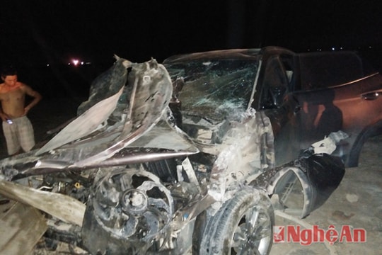 Xe 4 chỗ lao xuống gầm cầu, 4 người bị thương nặng