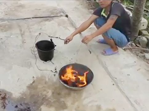 Lạ: Nước giếng bốc cháy ngùn ngụt