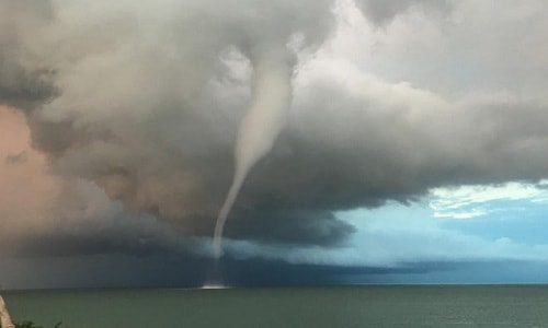 Vòi rồng khổng lồ khuấy đảo bờ biển Anh suốt 30 phút