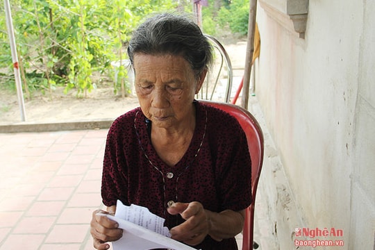 Kỳ lạ cụ bà nghiện ăn giấy suốt 60 năm