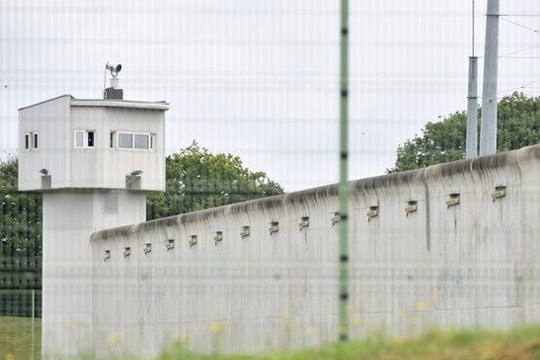 Hi hữu: Bắt cóc con tin ngay trong nhà tù Pháp