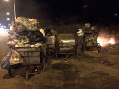 Rác thải làm mất mỹ quan một con phố