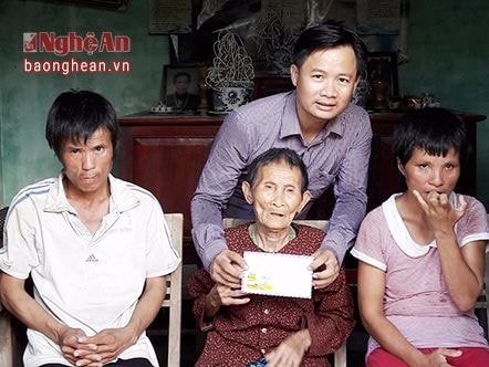 Nghĩa Đàn: Trao quà cho nạn nhân chất độc da cam