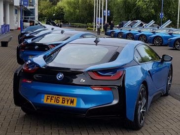 Ông chủ Leicester thưởng mỗi cầu thủ một siêu xe BMW i8