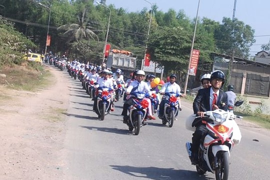 Cặp đôi 9X gây náo loạn khi rước dâu bằng 90 xe Exciter