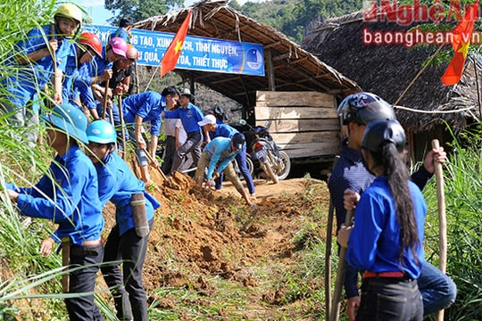 Gần 800 đoàn viên dựng lán làm đường vào bản Mông ốc đảo