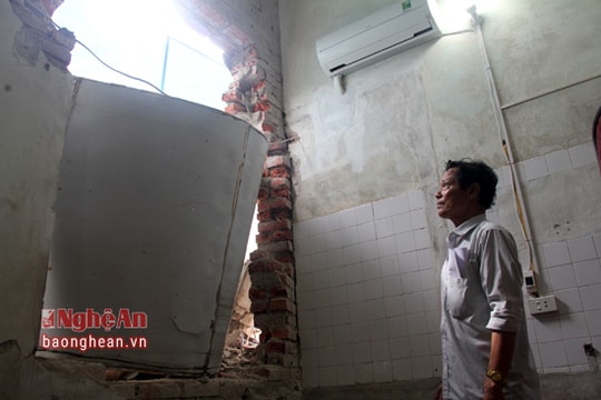 Tháo dỡ tài sản... kéo sập tường nhà dân