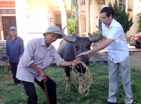 Hơn 300 triệu đồng hỗ trợ sinh kế cho người khuyết tật và trẻ mồ côi