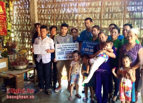 Các nhà hảo tâm ủng hộ hai cháu bé mồ côi ở Nghĩa Đàn