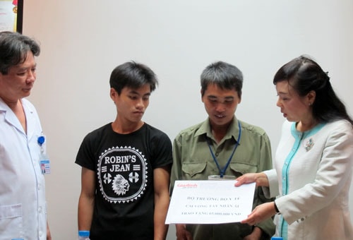 Bố mẹ cặp song sinh dính nhau muốn mang gà cảm ơn Bộ trưởng Y tế