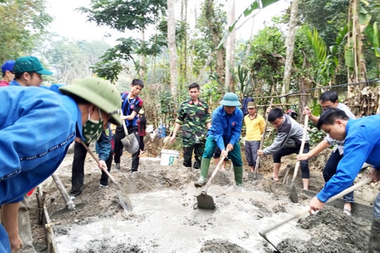 Hỗ trợ hơn 1.000 tấn xi măng làm đường bê tông ở Quế Phong