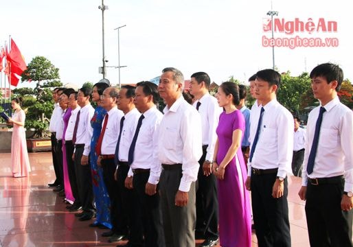 Liên minh HTX tỉnh dâng hương tại Quảng trường Hồ Chí Minh